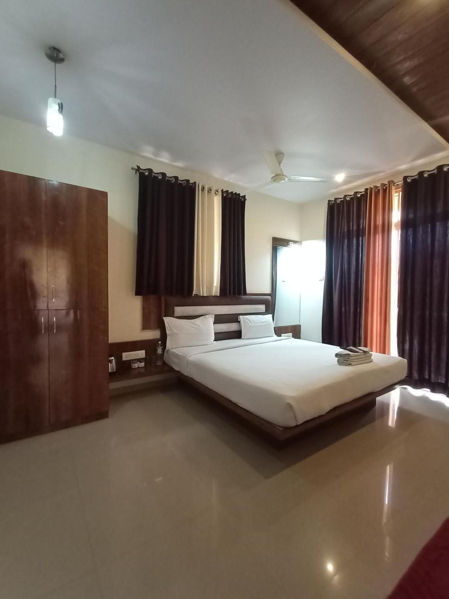 Hotel Oakwood 마하발레슈와르 객실 사진